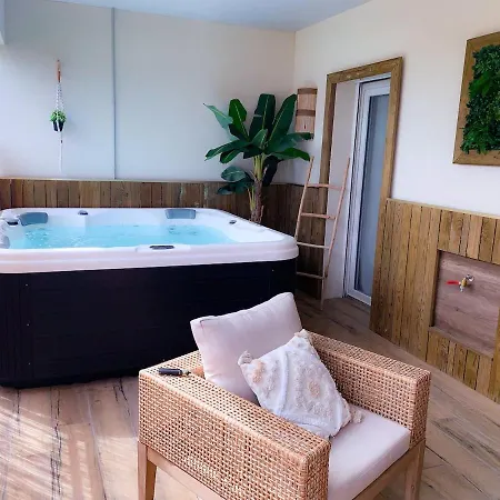 Le Cocon Rose Jacuzzi Privé Rêve Et Douceur Appartamento *